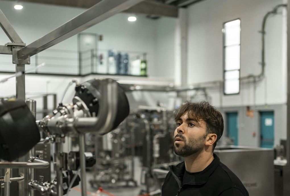 Tecnico della sicurezza durante il sopralluogo in un reparto produttivo