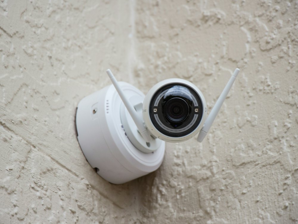 Telecamera di videosorveglianza fissata alla parete